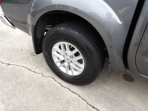 Used 2019 Nissan Frontier 2WD Crew Cab SV image 24