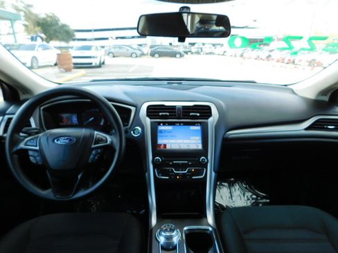 Used 2018 Ford Fusion SE image 12