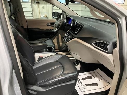 Used 2023 Chrysler Pacifica Touring-L image 27