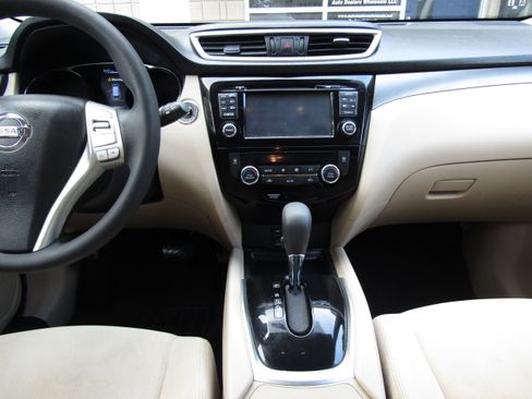 Used 2016 Nissan Rogue SV image 14