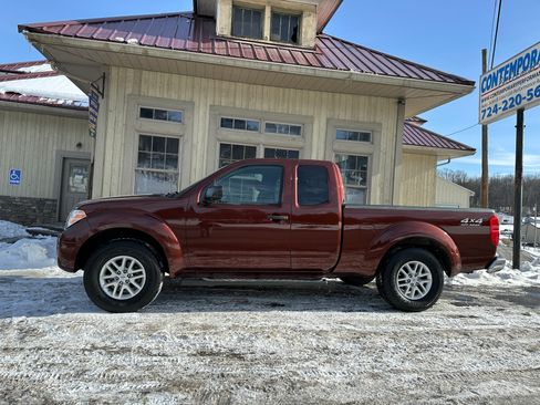 Used 2017 Nissan Frontier SV image 2