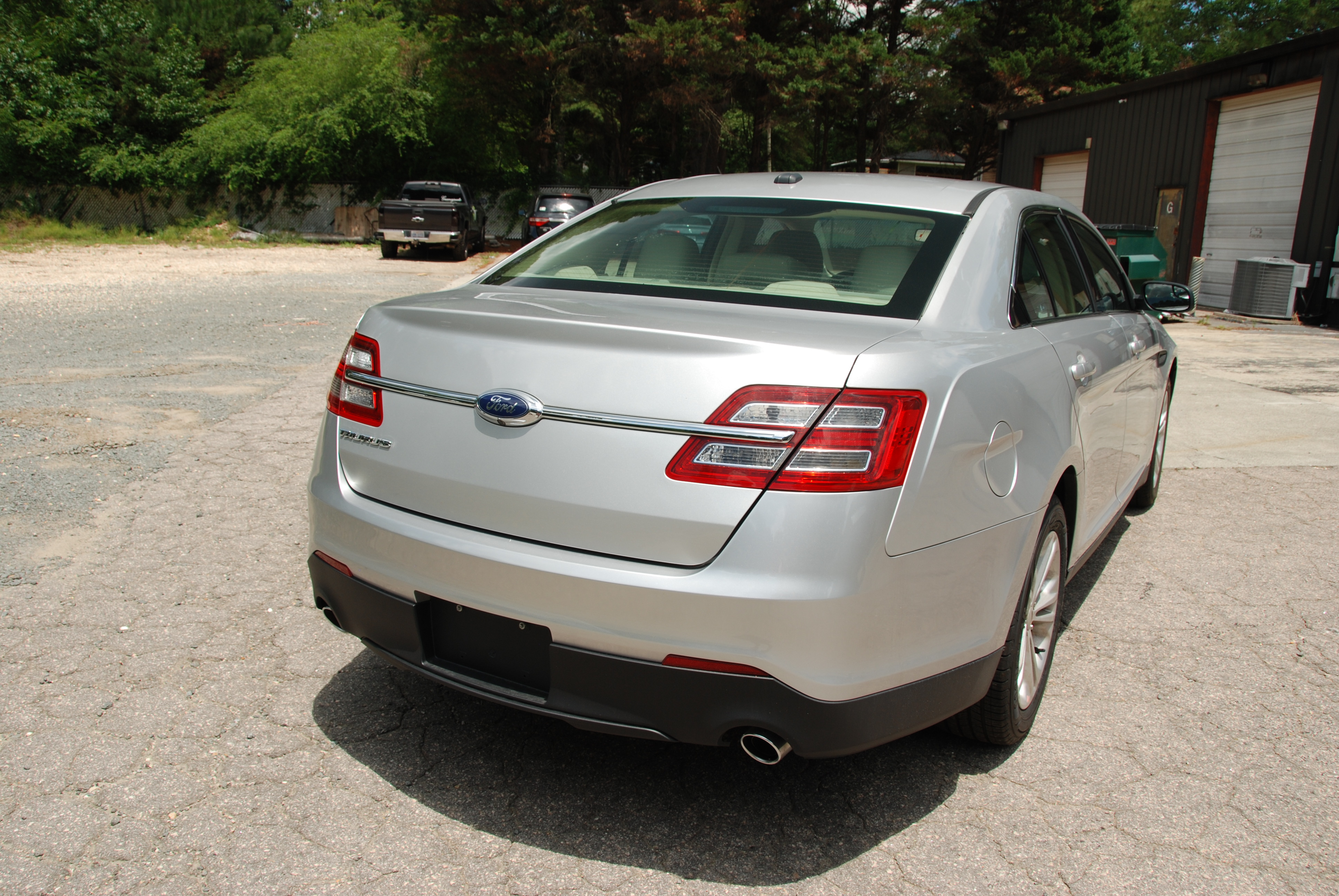 Used 2018 Ford Taurus SE FWD image 16