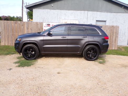 Used 2015 Jeep Grand Cherokee Altitude image 2