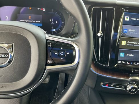 Used 2023 Volvo XC60 B5 Plus image 21