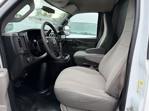 Used 2017 Chevrolet Express 3500 RWD image 10