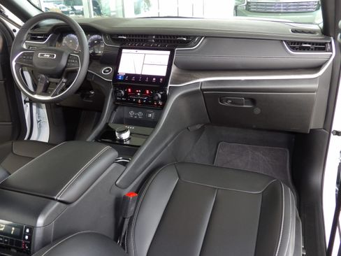 Used 2025 Jeep Grand Cherokee L Limited image 7