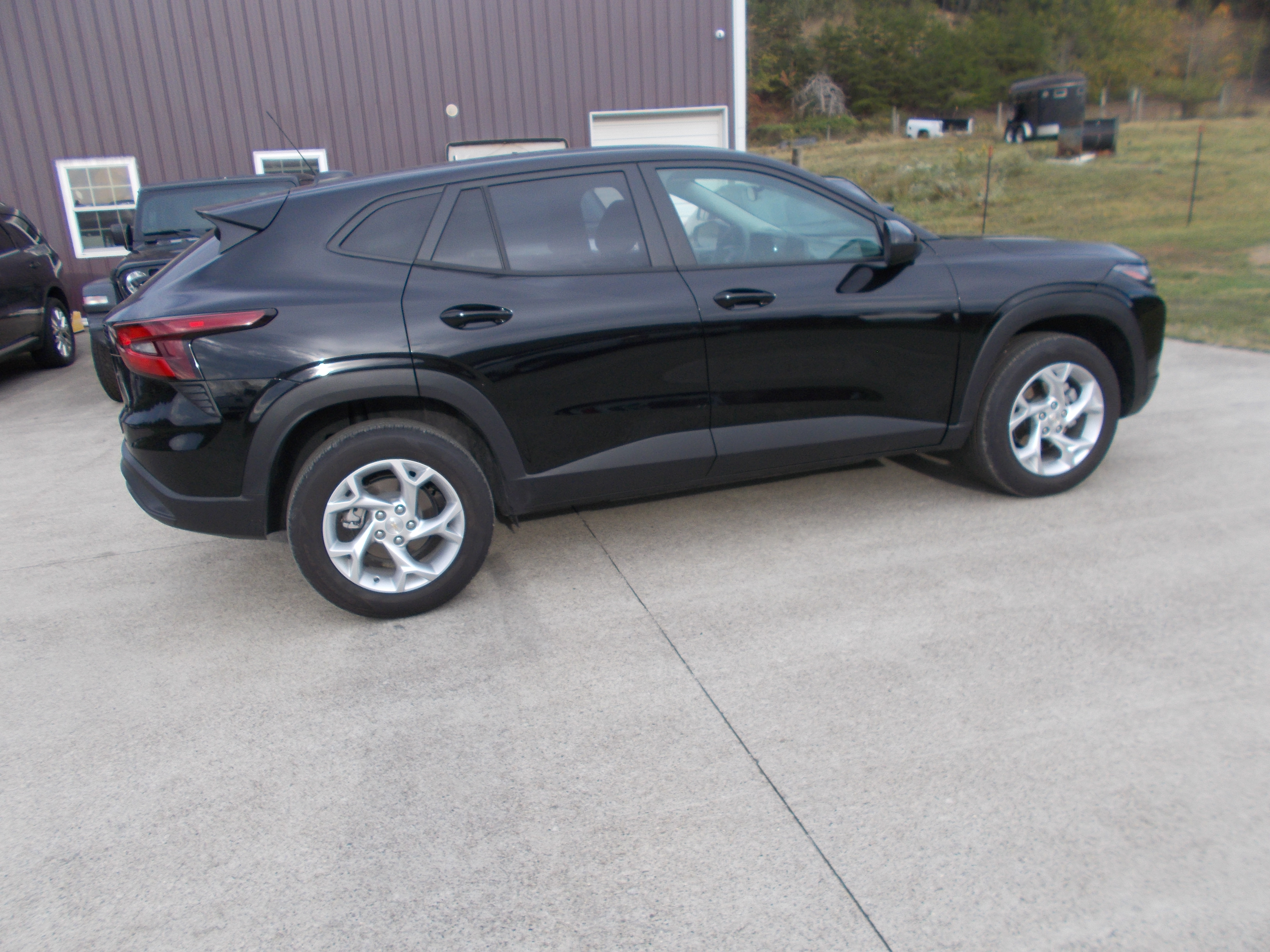 Used 2025 Chevrolet Trax LS FWD image 4