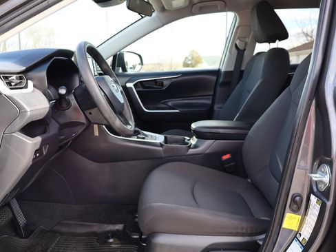 Used 2021 Toyota RAV4 LE image 12