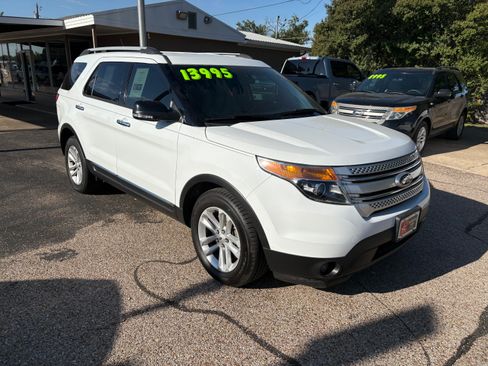 Used 2015 Ford Explorer XLT image 2