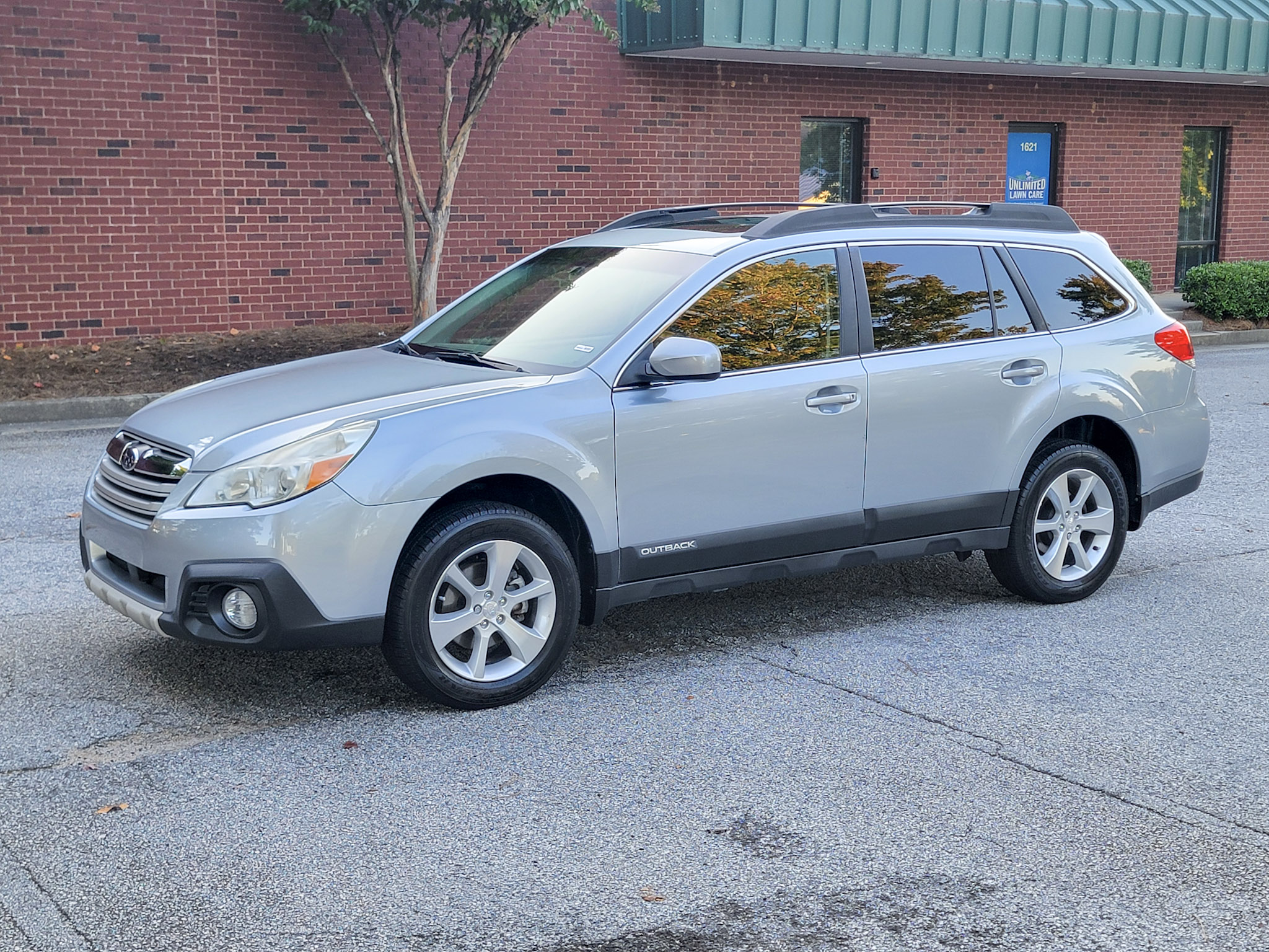 Used 2013 Subaru Outback 2.5i Limited AWD/4WD image 2
