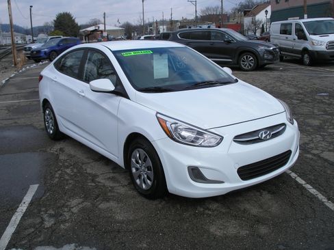 Used 2017 Hyundai Accent SE image 2