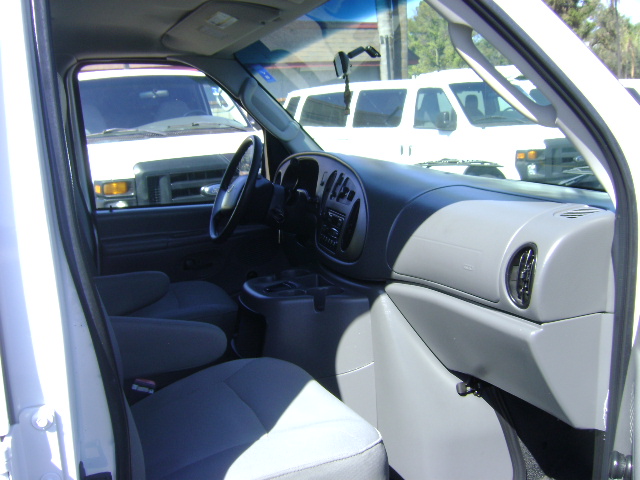 Used 2005 Ford E-350 and Econoline 350 Super Duty Wagon RWD image 11