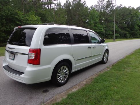 Used 2014 Chrysler Town & Country w/ 25th Anniversary Edition FWD image 4