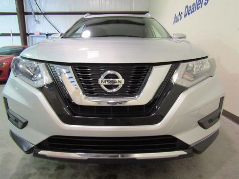 Used 2017 Nissan Rogue SV image 8
