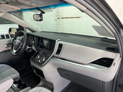 Used 2017 Toyota Sienna LE image 19