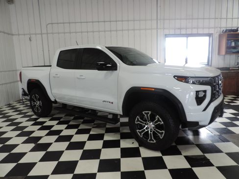 Used 2024 GMC Canyon AT4 image 9