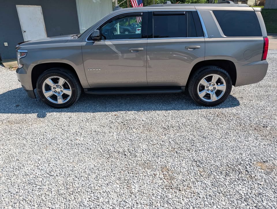 Used 2017 Chevrolet Tahoe 4WD LT image 2