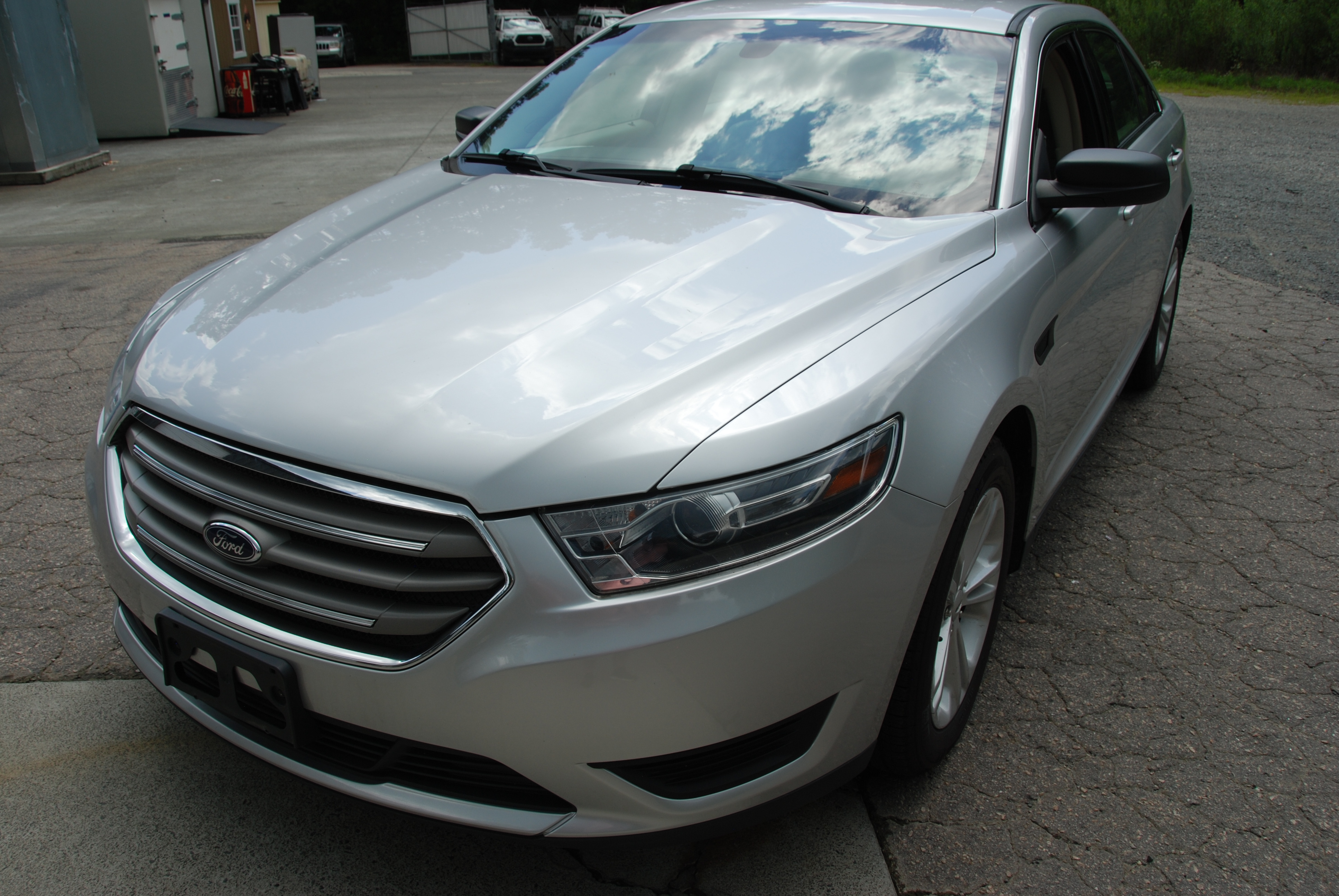 Used 2018 Ford Taurus SE FWD image 10