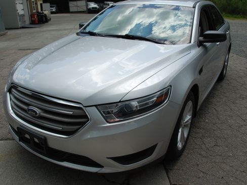 Used 2018 Ford Taurus SE FWD image 10