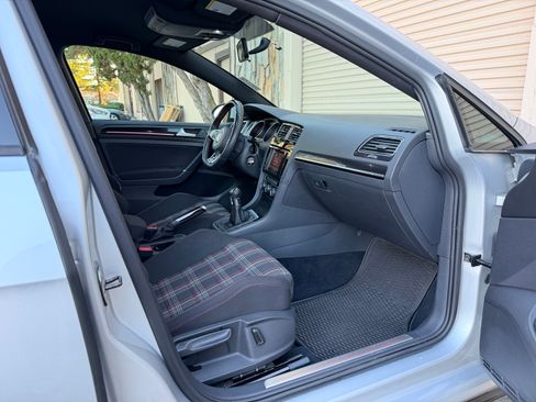 Used 2016 Volkswagen GTI image 10