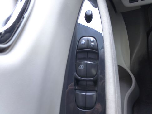 Used 2011 Nissan Leaf SL image 24