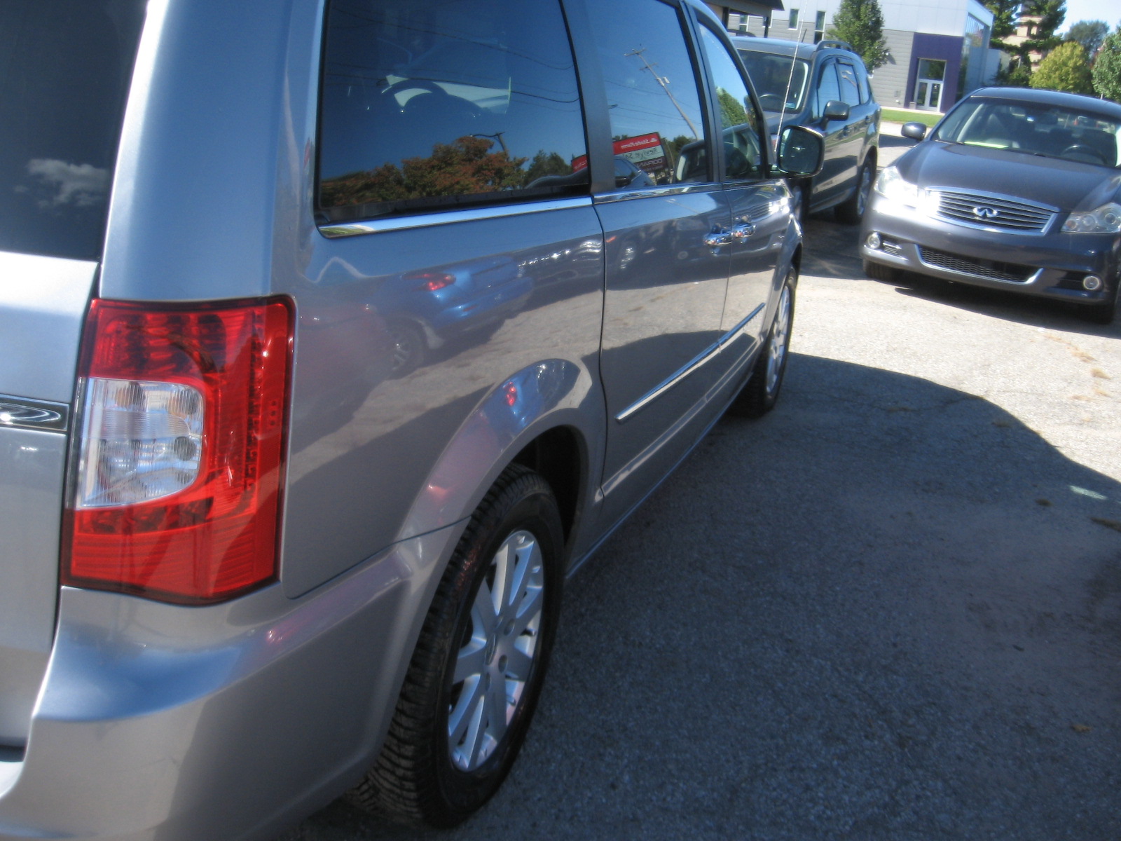 Used 2016 Chrysler Town & Country Touring FWD image 4
