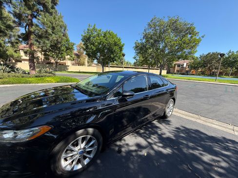 Used 2017 Ford Fusion SE FWD image 2