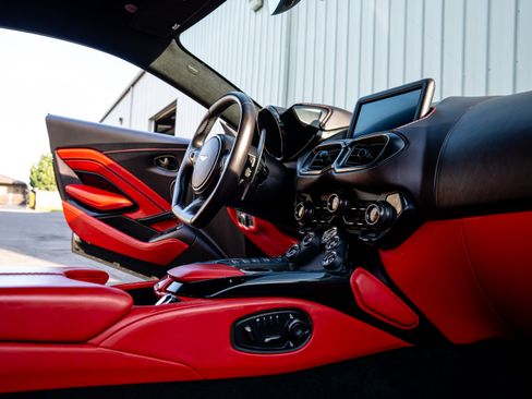 Used 2022 Aston Martin V8 Vantage image 22