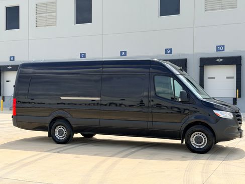 Used 2019 Mercedes-Benz Sprinter image 4