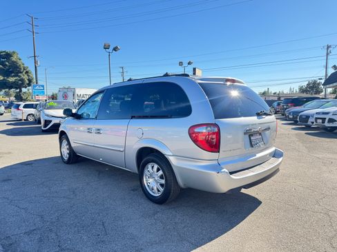 Used 2005 Chrysler Town & Country Touring image 4