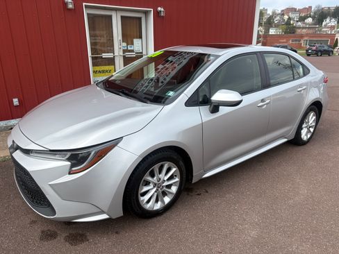 Used 2020 Toyota Corolla LE image 2
