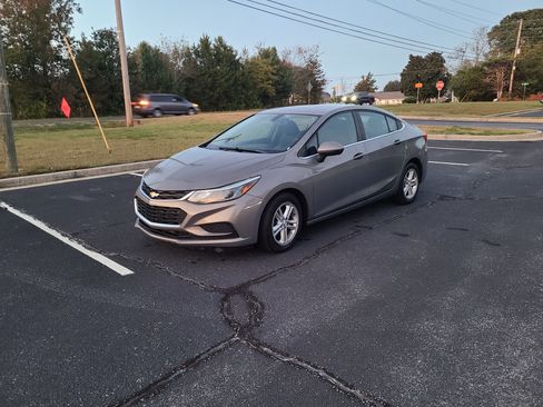 Used 2018 Chevrolet Cruze LT image 2