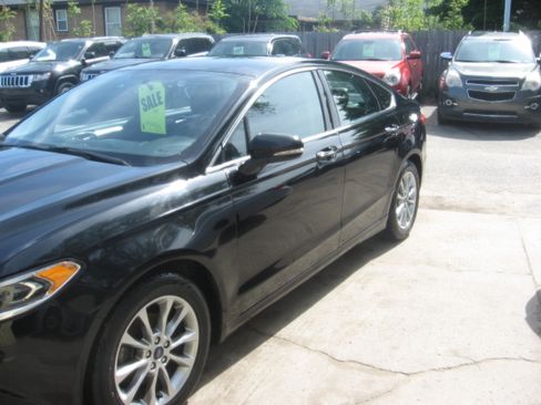 Used 2017 Ford Fusion SE FWD image 1