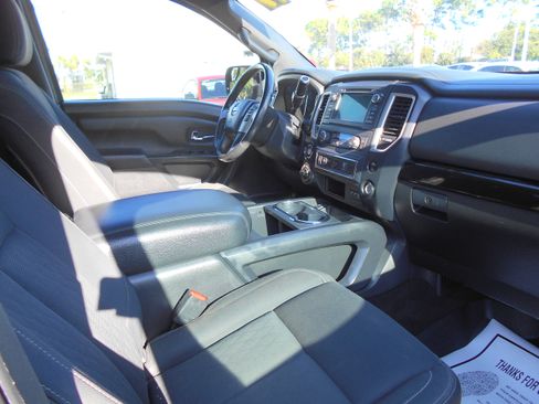 Used 2019 Nissan Titan SV image 10