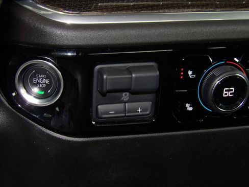 Used 2025 Chevrolet Silverado 2500 4x4 Crew Cab LT image 3