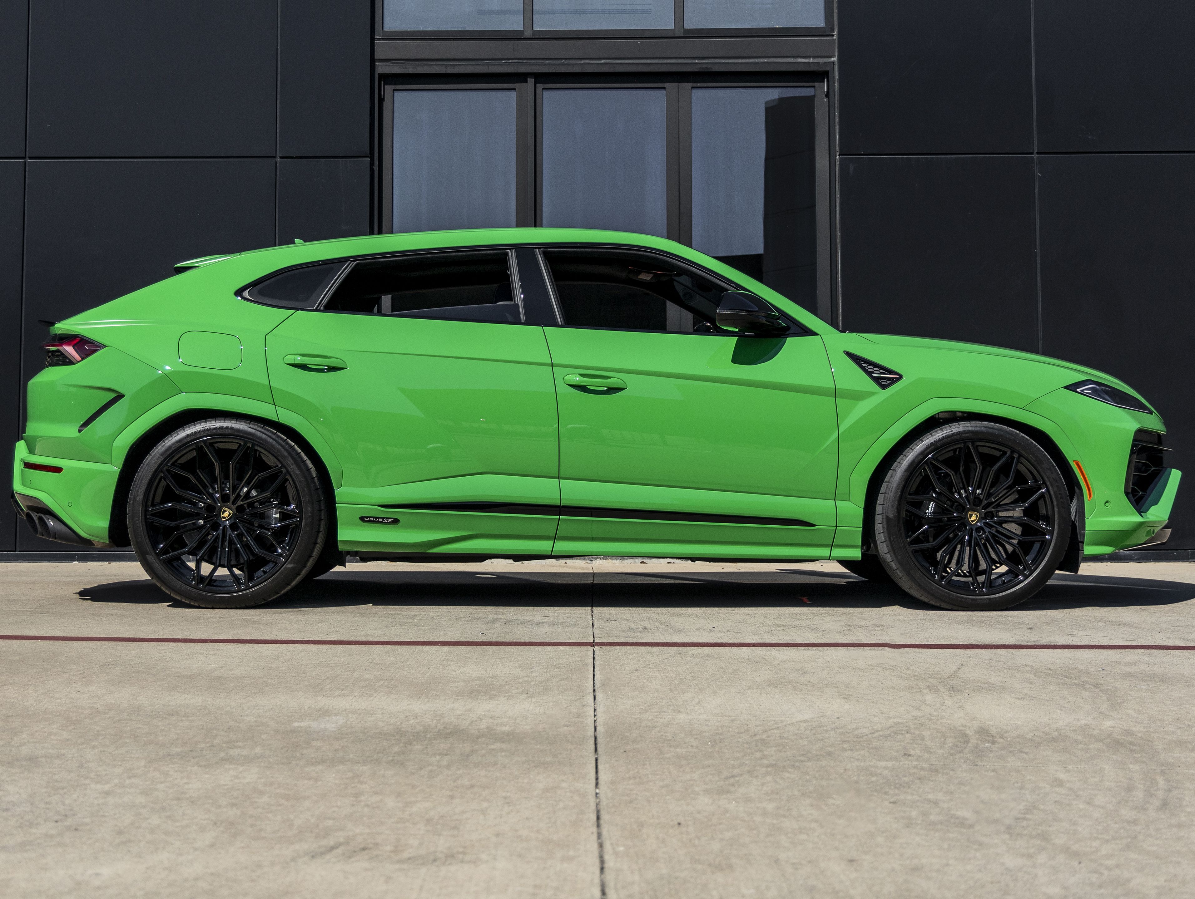 Used 2025 Lamborghini Urus SE AWD/4WD image 3
