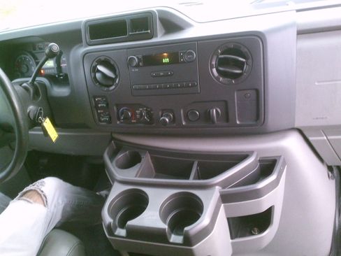 Used 2009 Ford E-250 and Econoline 250 Club Wagon image 8