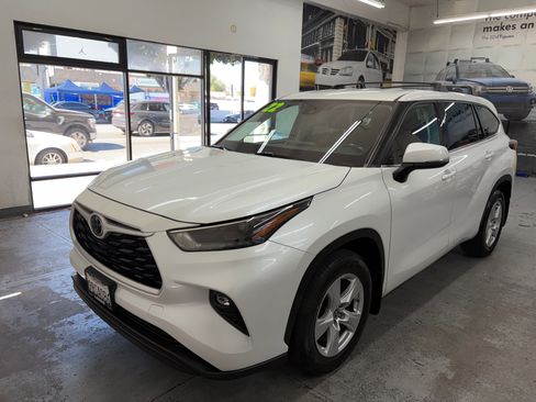 Used 2022 Toyota Highlander FWD LE V6 image 1