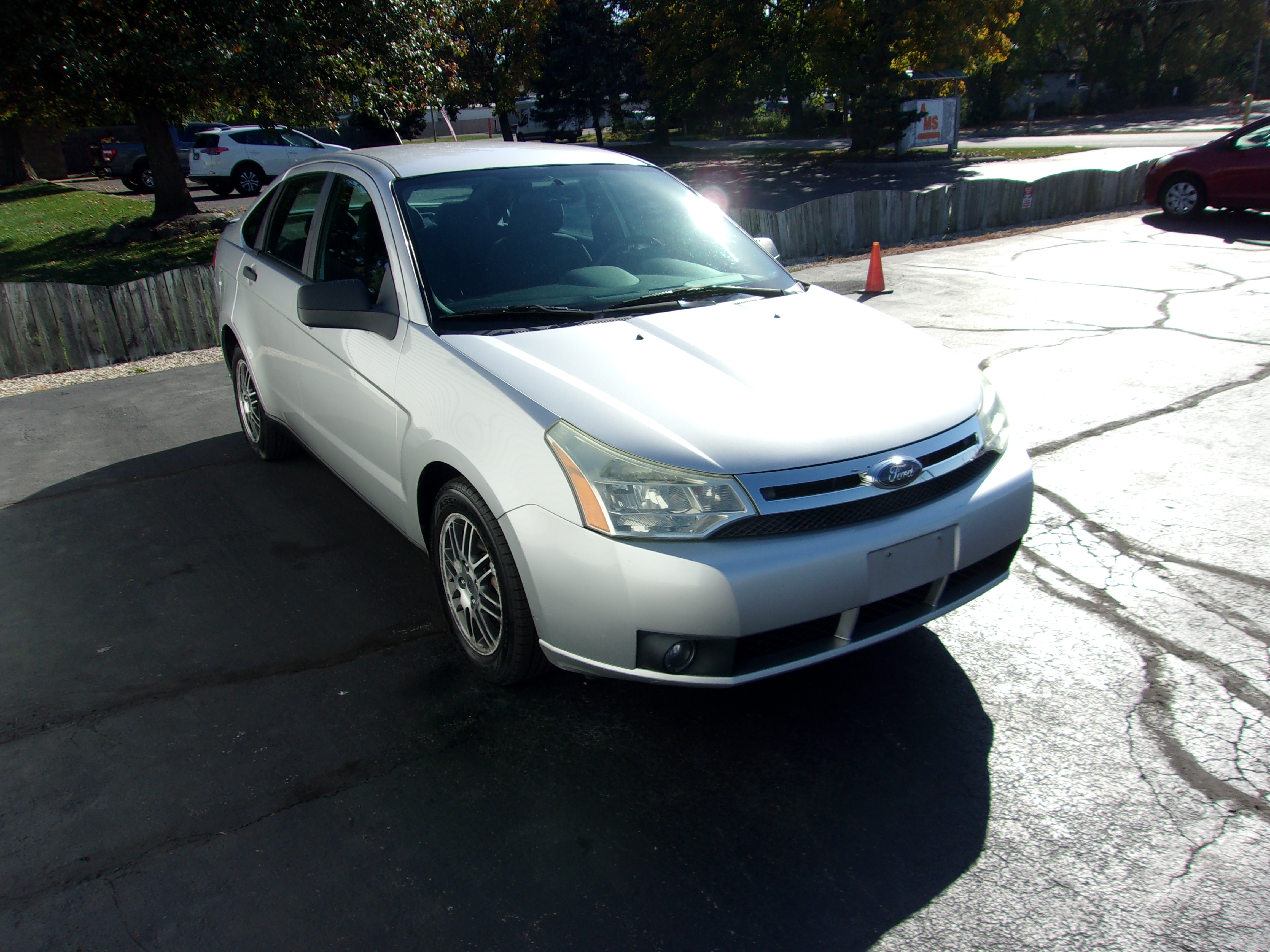 Used 2010 Ford Focus SE Sedan FWD image 2