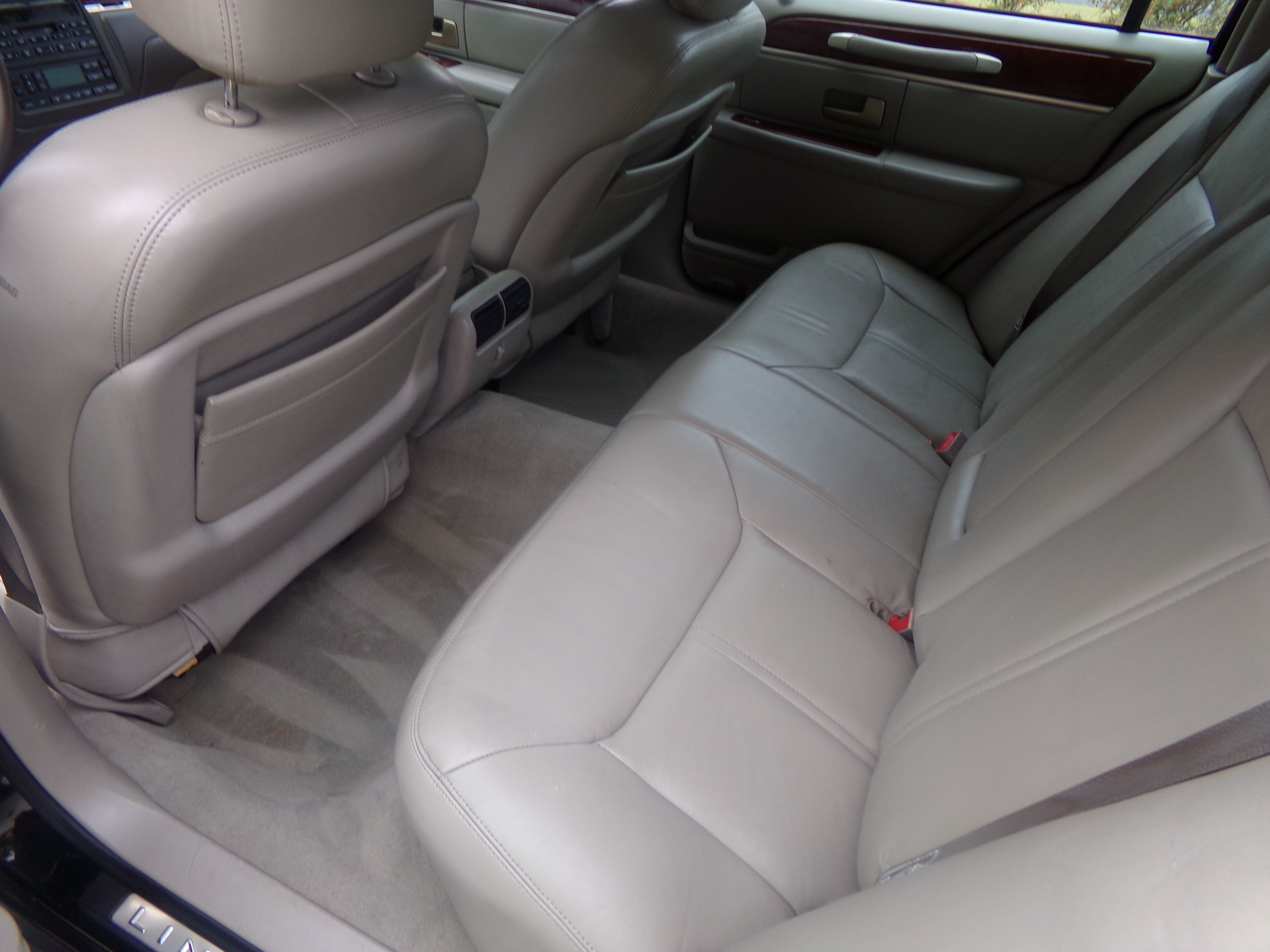 Used 2004 Lincoln Town Car Signature RWD image 17