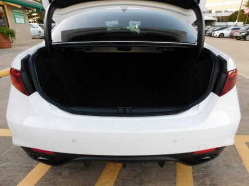 Used 2018 Alfa Romeo Giulia image 8