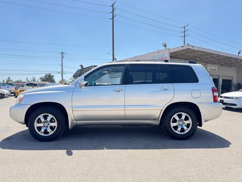 Used 2005 Toyota Highlander 2WD V6 w/ 3rd Row image 4