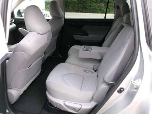 Used 2021 Toyota Highlander FWD LE Hybrid image 4