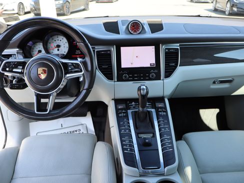 Used 2018 Porsche Macan Turbo AWD/4WD image 17