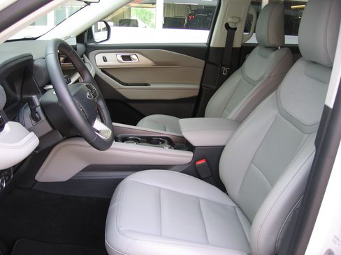 Used 2025 Ford Explorer 4WD Active image 6