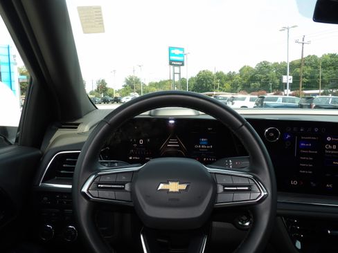 Used 2025 Chevrolet Tahoe 4WD LT image 2