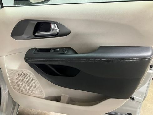 Used 2024 Chrysler Pacifica Touring-L image 27