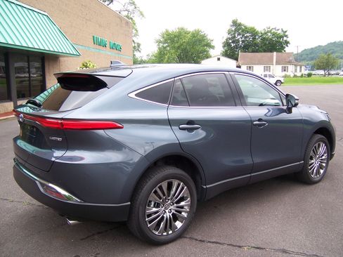 Used 2024 Toyota Venza Limited image 3