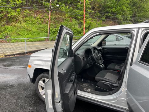 Used 2014 Jeep Patriot 4WD Latitude image 5