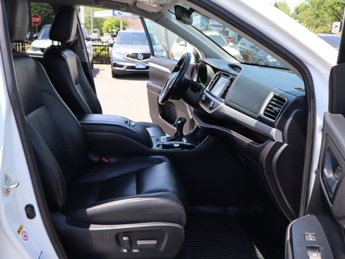 Used 2019 Toyota Highlander AWD XLE V6 image 17